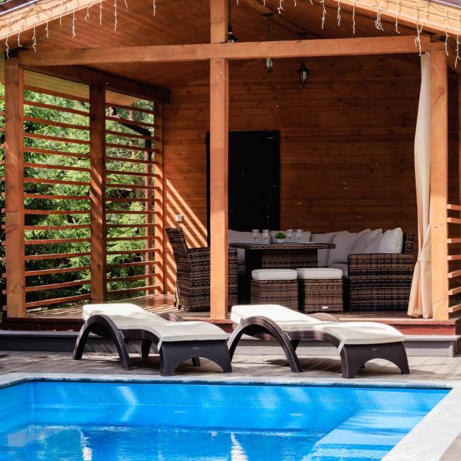 Комплект пластиковых шезлонгов MARK коричневых (c матрасами) Комплект пластиковых шезлонгов MARK коричневых (c матрасами)