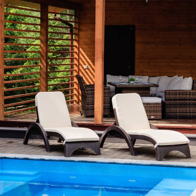 Комплект пластиковых шезлонгов MARK коричневых (c матрасами) Комплект пластиковых шезлонгов MARK коричневых (c матрасами)