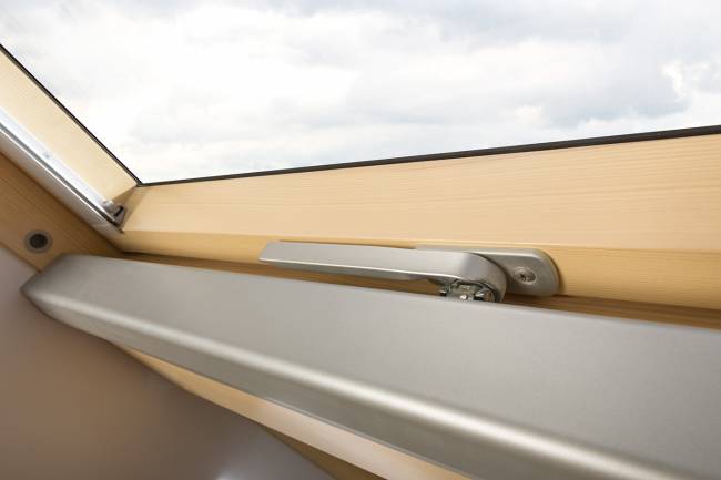 Деревянное мансардное окно FTP-V U3 с системой автоматического управления WiFi Деревянное мансардное окно FTP-V U3 с системой автоматического управления WiFi