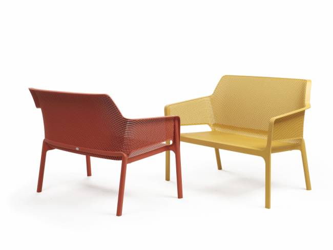 Диван пластиковый Net Bench коралловый 1160х700х860 мм