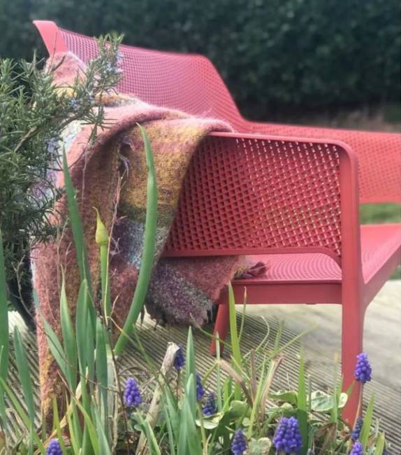 Диван пластиковый Net Bench коралловый 1160х700х860 мм