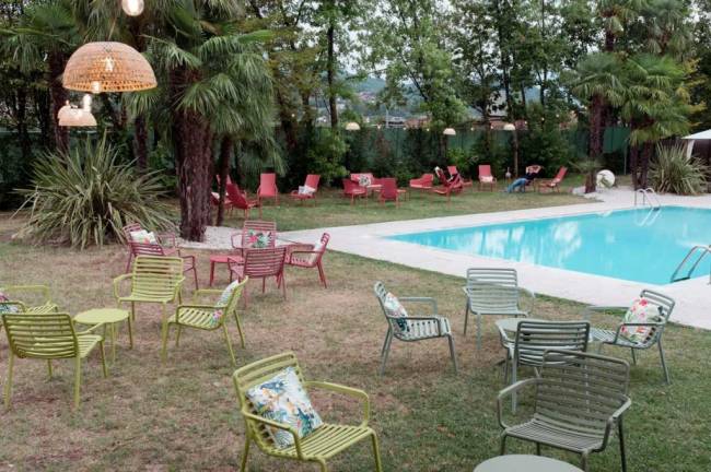 Столик пластиковый журнальный Doga мятный Ø500х400 мм